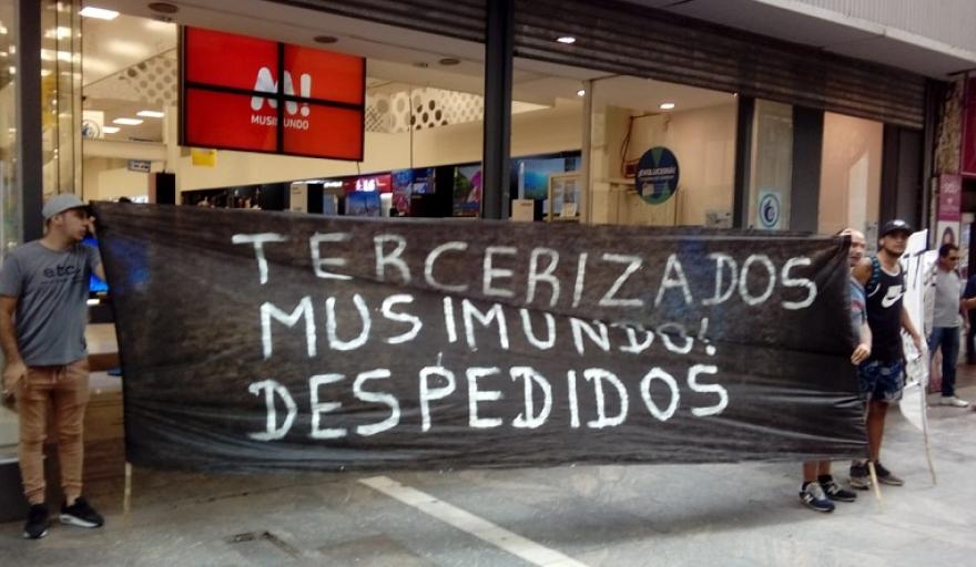 Despidieron a seis trabajadores de Musimundo y denuncian que la empresa les impuso indemnizaciones en 12 cuotas
