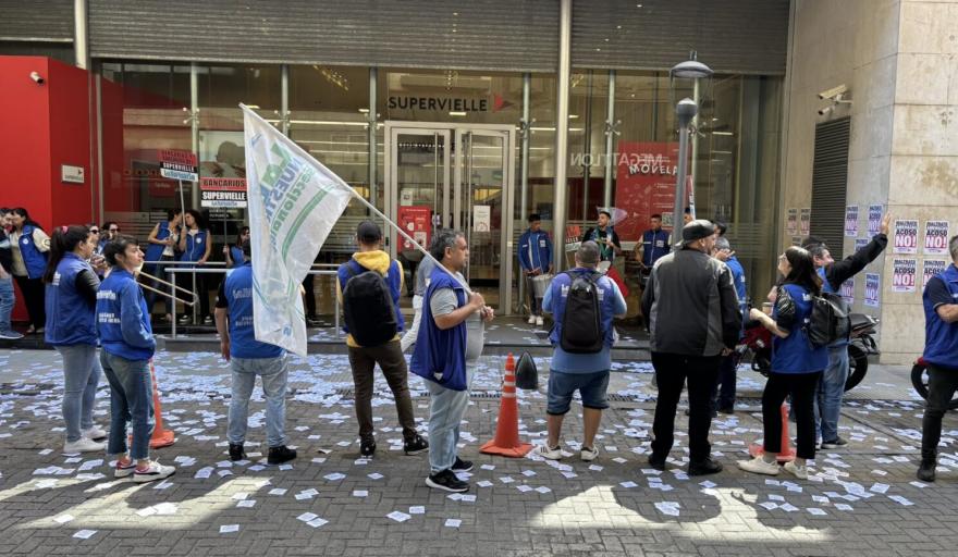 Protesta en Banco Supervielle por maltrato laboral y despidos encubiertos