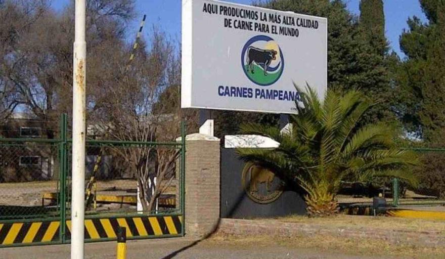 Crisis en la industria cárnica: acuerdan suspensiones, reducción de jornada y recorte salarial en un frigorífico de La Pampa