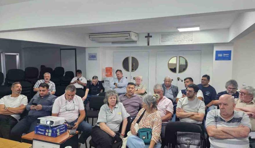 Furl&aacute;n encabez&oacute; una cumbre de 25 gremios y empez&oacute; a tomar forma la idea de un paro general contra la Reforma Laboral