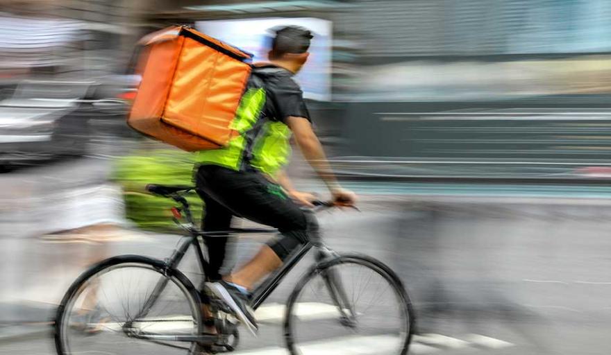 Correa respald&oacute; el proyecto de Kicillof para regular el trabajo en plataformas y plante&oacute; control estatal sobre los algoritmos