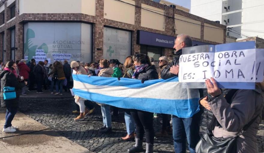 Autoconcovados del IOMA convocan a una “mega movilización” contra Kicillof