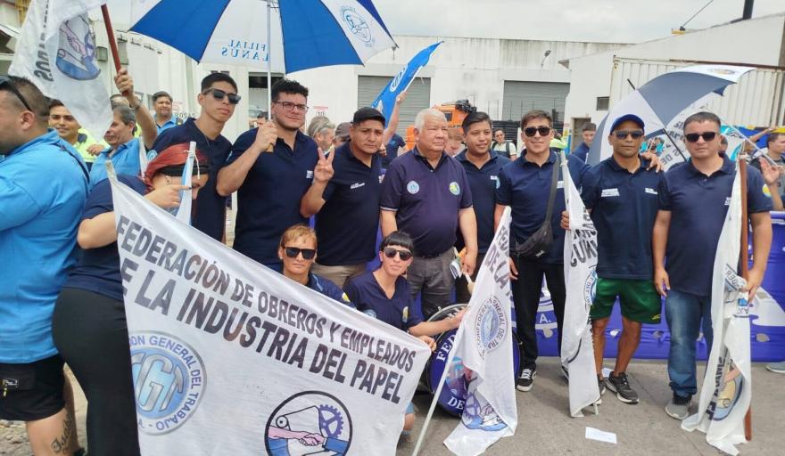 Papeleros Logran Aumentos Salariales y Bono de $350.000 Tras Plan de Lucha en Fábricas