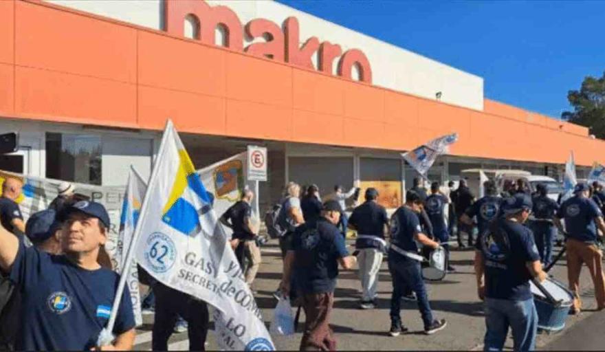 Protesta de la APPyJC en Makro: reclamo por horas extras impagas y mejoras salariales en todo el país