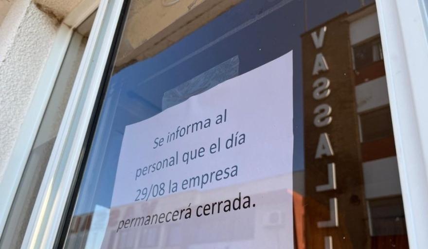 Vassalli se ausentó otra vez de la audiencia y cerró su planta por una semana