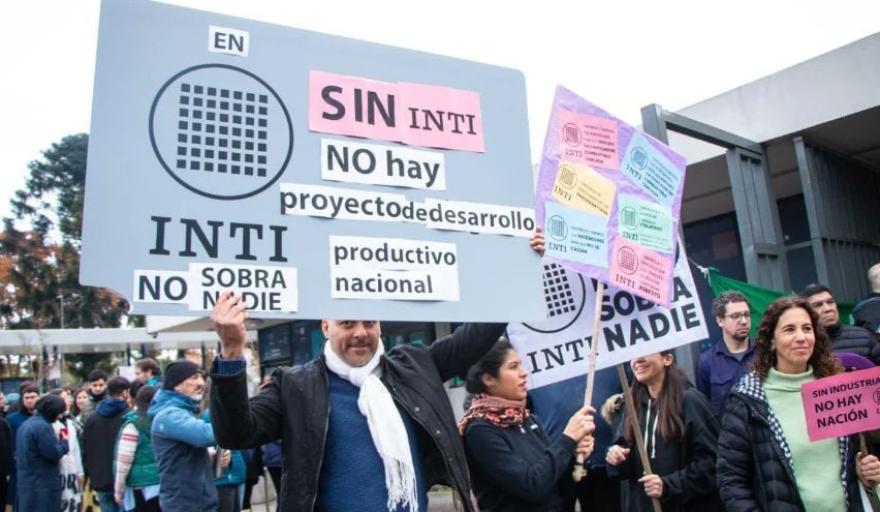Trabajadores del INTI presentan amparos para frenar 700 despidos y escalan el conflicto judicial
