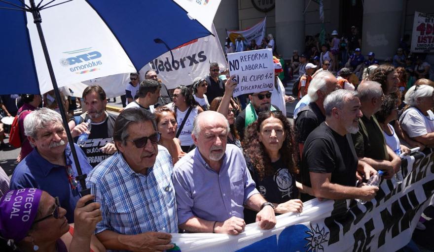 Las CTA encabezaron una masiva movilizaci&oacute;n contra la reforma laboral y advirtieron que profundizar&aacute;n el plan de lucha