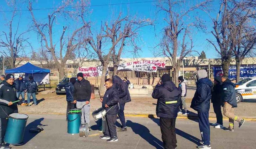 Crisis en ILVA: sigue el acampe de 300 trabajadores despedidos sin cobrar sus indemnizaciones