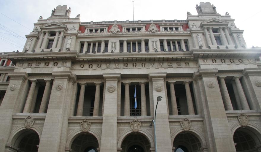 Crece la resistencia judicial contra el DNU que elimina el Día del Trabajador del Estado
