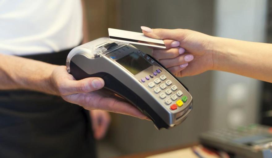 Casi la mitad de los hogares argentinos necesita endeudarse o gastar sus ahorros para llegar a fin de mes