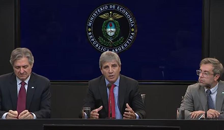 Consultoras respaldan el plan financiero de Caputo, pero advierten que la crisis en Medio Oriente puede alterar el escenario