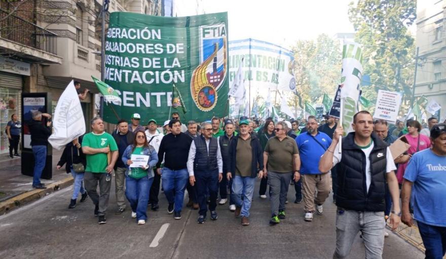 Alimentaci&oacute;n cerr&oacute; una suba salarial de 9,67% y sumas de hasta $150.000 en medio de la presi&oacute;n por el &ldquo;cepo&rdquo; a las paritarias