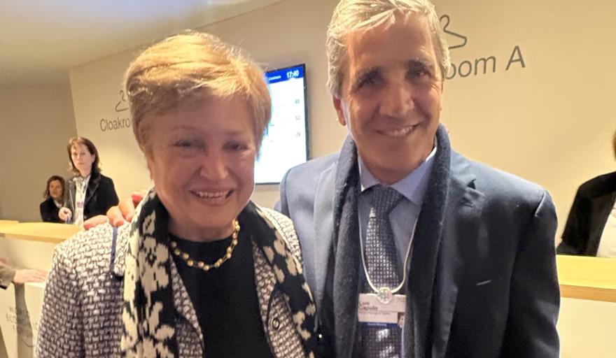 Caputo se reuni&oacute; con Georgieva en Davos y el FMI enviar&aacute; una misi&oacute;n a la Argentina en febrero