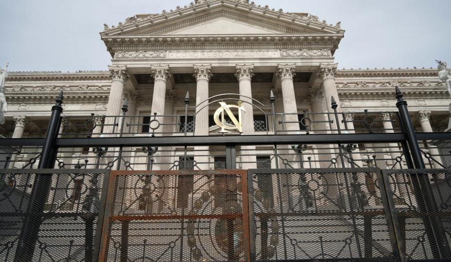 La Justicia orden&oacute; indemnizar a una ni&ntilde;era despedida por usar el celular al considerar que no se prob&oacute; negligencia en el cuidado de una menor