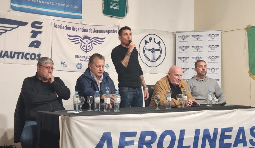 Tensión con Aerolíneas Argentinas: Aeronavegantes y APLA rechazan la suspensión de la audiencia paritaria y acusan a la empresa de inoperancia