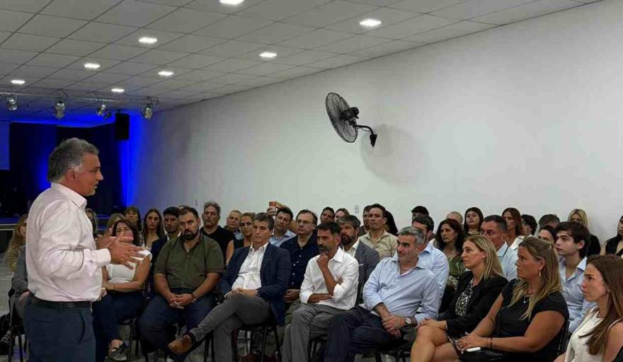 Sebasti&aacute;n Pareja estuvo en La Plata y encabez&oacute; una mesa pol&iacute;tica de La Libertad Avanza