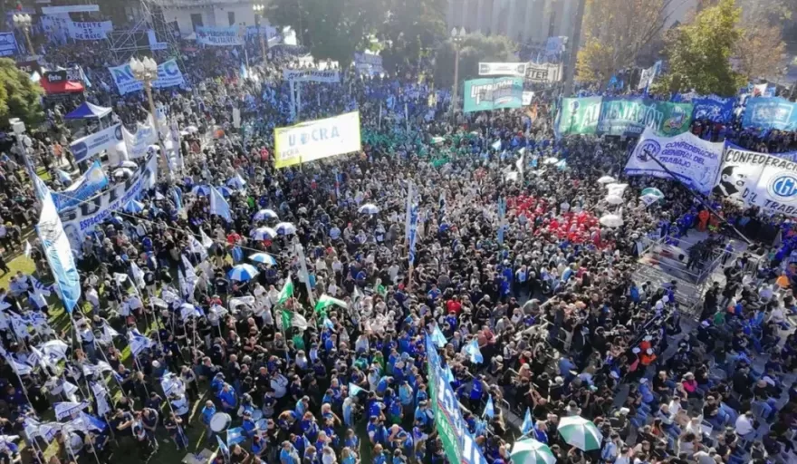 La CGT cop&oacute; Plaza de Mayo, endureci&oacute; su discurso contra el Gobierno y volvi&oacute; a poner en agenda el paro general