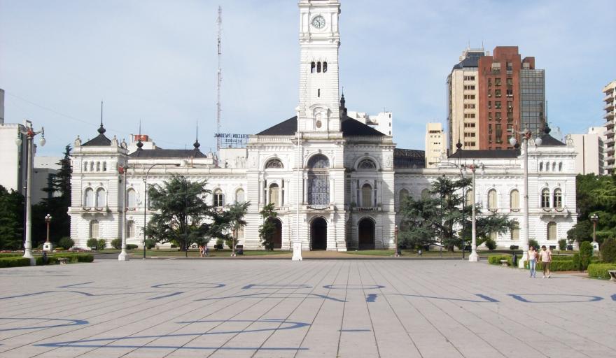 Sigue los consejos de Milei: en La Plata continúan los recortes  de personal en la Municipalidad