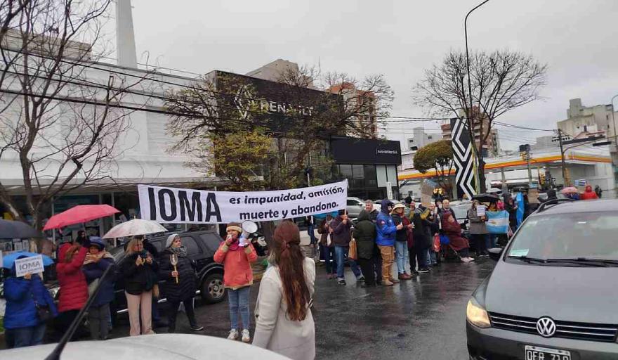 Bajo la lluvia, afiliados de IOMA reclaman por el colapso del sistema de salud en Mar del Plata