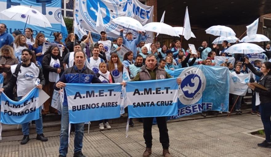 Docentes de escuelas t&eacute;cnicas se movilizan al Congreso contra el desfinanciamiento de la Educaci&oacute;n T&eacute;cnico Profesional