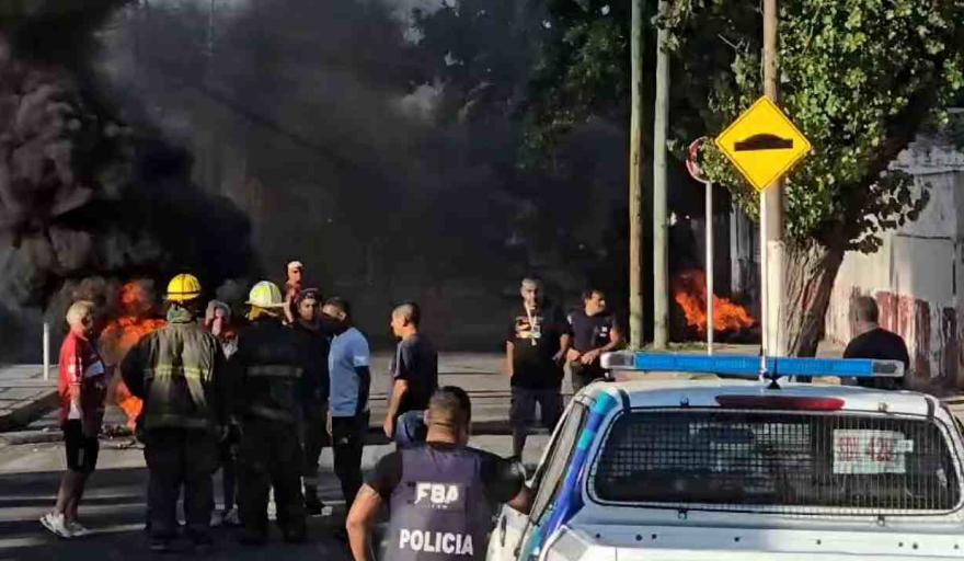 Tras la protesta de municipales en Mor&oacute;n, el Ejecutivo confirm&oacute; que pagar&aacute; sueldos y horas extra este viernes
