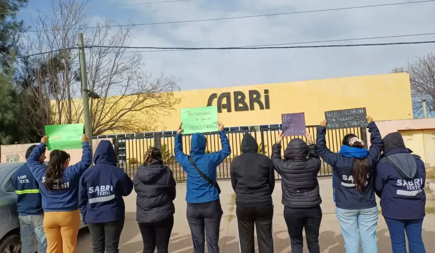 Denuncian despidos, deudas salariales y graves irregularidades laborales en la f&aacute;brica Sabri de Catamarca