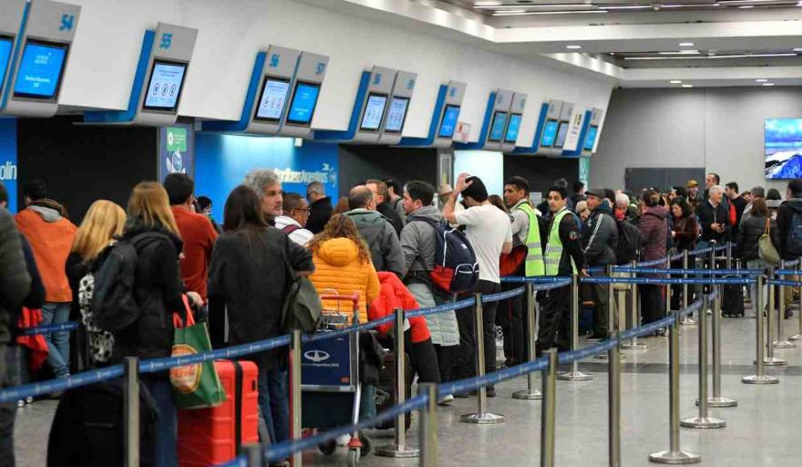 Pilotos de Aerolíneas Argentinas realizarán asambleas en Aeroparque: se prevén demoras y cancelaciones
