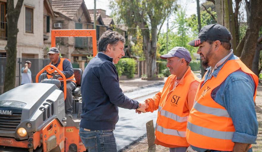 Posse recorrió las cuadras con nuevo pavimento en La Horqueta