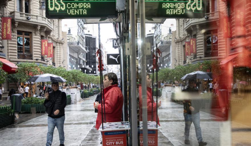 El dólar cerró la semana con leves subas y JP Morgan respaldó la estrategia cambiaria del Gobierno