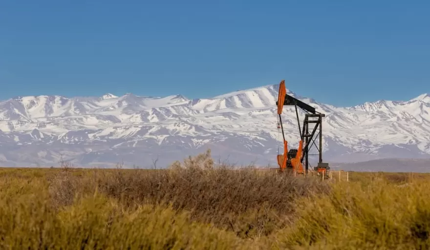 Petroleros paralizar&aacute;n yacimientos en Mendoza y denuncian despidos, presi&oacute;n laboral y restricciones a la actividad sindical