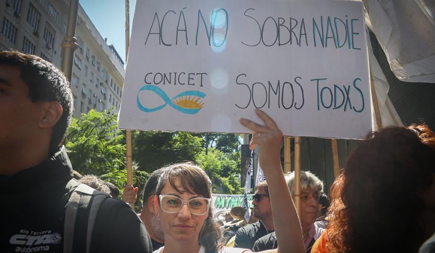 Cient&iacute;ficos advierten sobre nuevos despidos en el CONICET y denuncian un deterioro hist&oacute;rico del sistema de investigaci&oacute;n