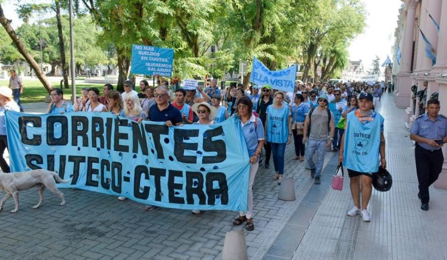 Corrientes: pese a la suspensi&oacute;n del paro, docentes salieron a las calles contra el aumento del 6% y las restricciones a la huelga