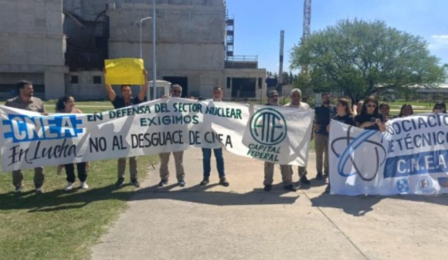 Trabajadores de la CNEA denuncian presencia de Gendarmer&iacute;a, controles en accesos y recortes salariales en el sector nuclear