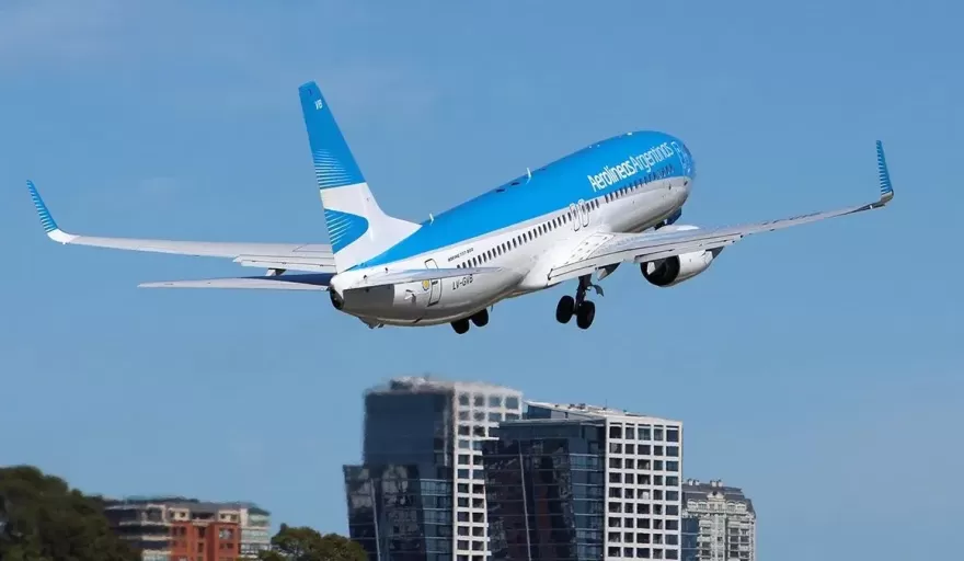 El Subgerente de Aerol&iacute;neas Argentinas viaj&oacute; a Brasil con pasajes 20 veces m&aacute;s baratos que el precio de mercado