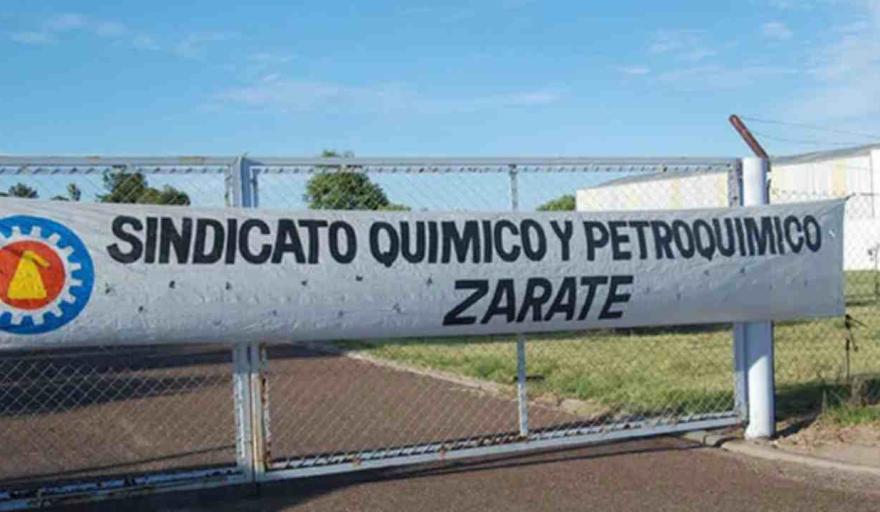Acampe frente al laboratorio Pyam en Gualeguaych&uacute;: ocho despedidos rechazan cobrar la mitad de la indemnizaci&oacute;n en cuotas