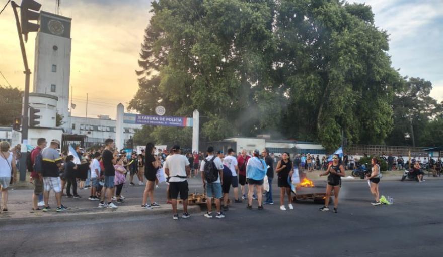 Semana de tensi&oacute;n en Santa Fe: protestas policiales y un plan oficial para recomponer salarios y condiciones laborales
