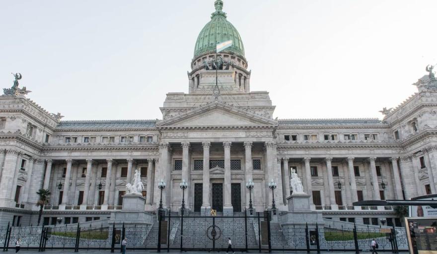 Legislativos cerraron un aumento del 12,5% hasta mayo y se suman a los gremios que perforan el cepo salarial