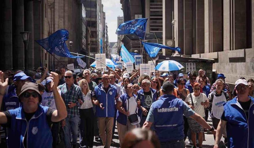 La Asociaci&oacute;n Bancaria activ&oacute; la cl&aacute;usula gatillo y elev&oacute; el salario inicial a m&aacute;s de $2,1 millones