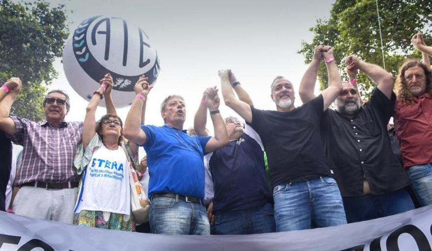 "Esto se resuelve con lucha, salgamos a pelear por nuestra dignidad", pidi&oacute; Abel Furl&aacute;n