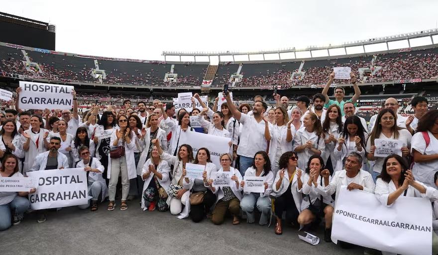 Trabajadores del Hospital Garrahan se Manifestaron en el Monumental por la Crisis Salarial: “El Hospital se Está Vaciando”