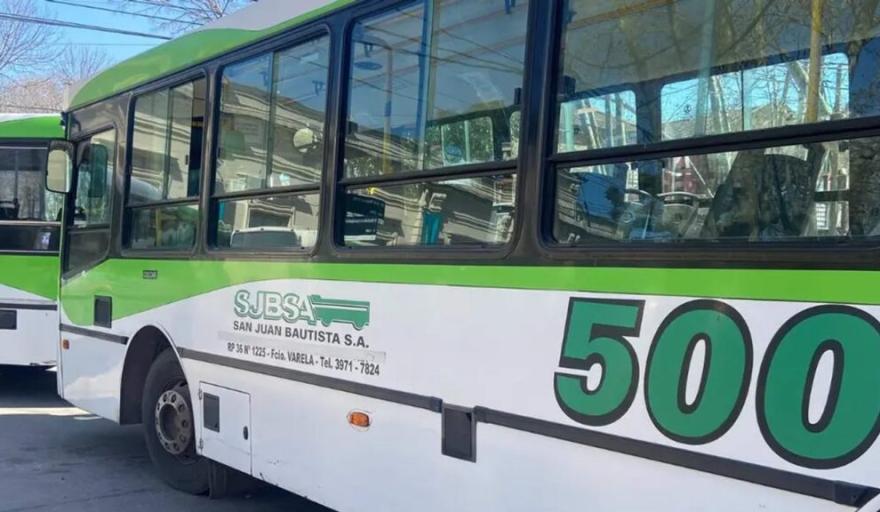 Conflicto por el transporte en Florencio Varela: bloqueos, allanamientos y tensi&oacute;n por el traspaso de 345 choferes