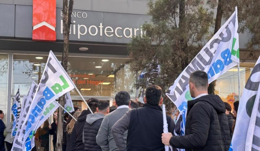 La Bancaria endurece la pelea contra el cierre del Banco Hipotecario en Tucum&aacute;n y anuncia un paro por tiempo indeterminado