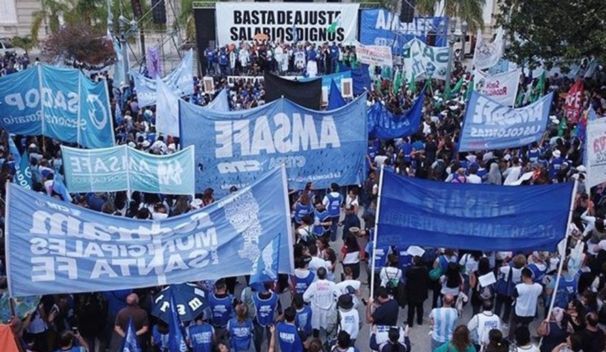 Docentes santafesinos denuncian p&eacute;rdida salarial y acusan al gobierno de Pullaro de aplicar un &ldquo;ajuste&rdquo; en el sector