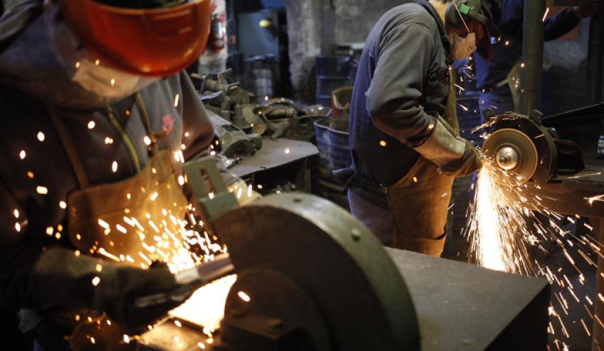La industria sigue en recesión: más empresas reportan caídas que mejoras