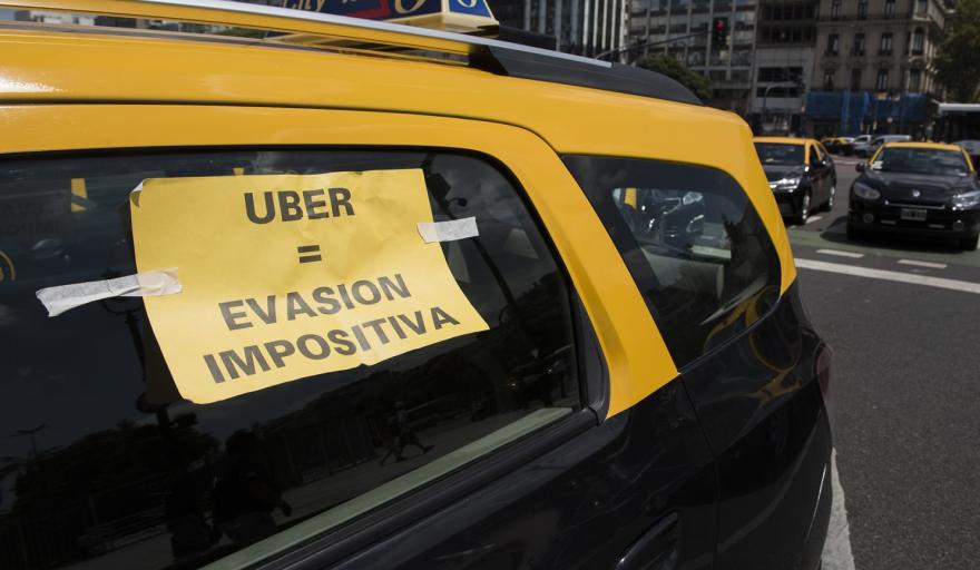 Taxistas en pie de guerra contra Valenzuela por su plan de “desregular” Uber