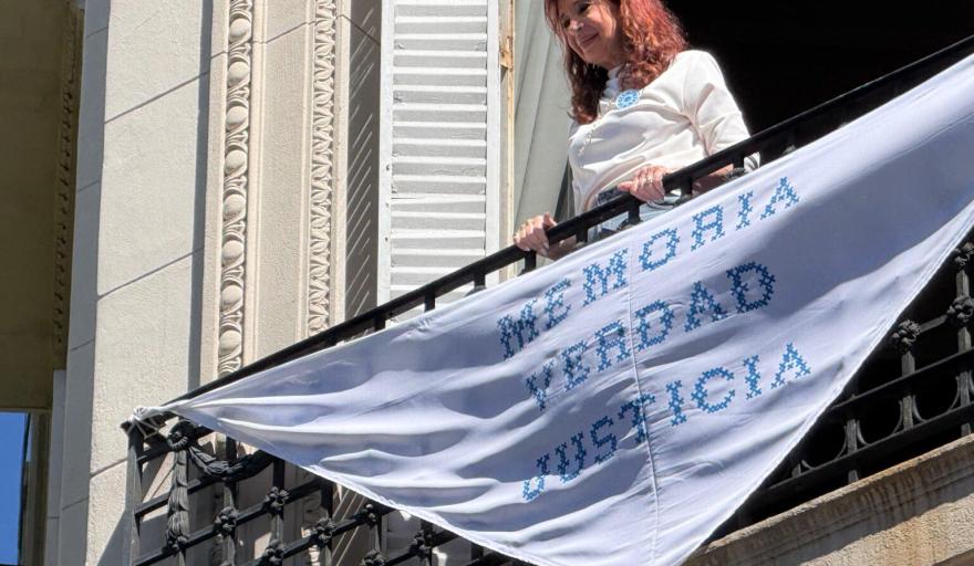 A un a&ntilde;o de la condena a Cristina Kirchner, gremios convocan a una jornada de respaldo frente a su domicilio en Constituci&oacute;n