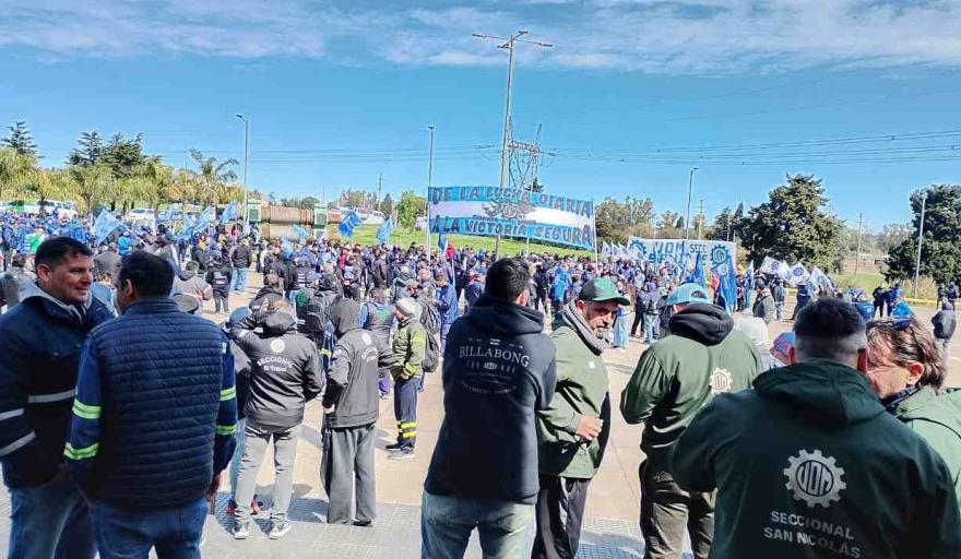 Masiva marcha de la UOM en San Nicolás contra despidos en Ternium y ajuste de Techint