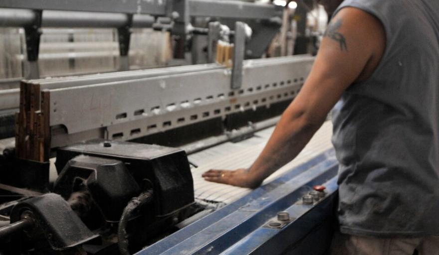 El Colapso de la Industria Manufacturera: Un Espejismo de Recuperación en Medio de una Crisis Profunda