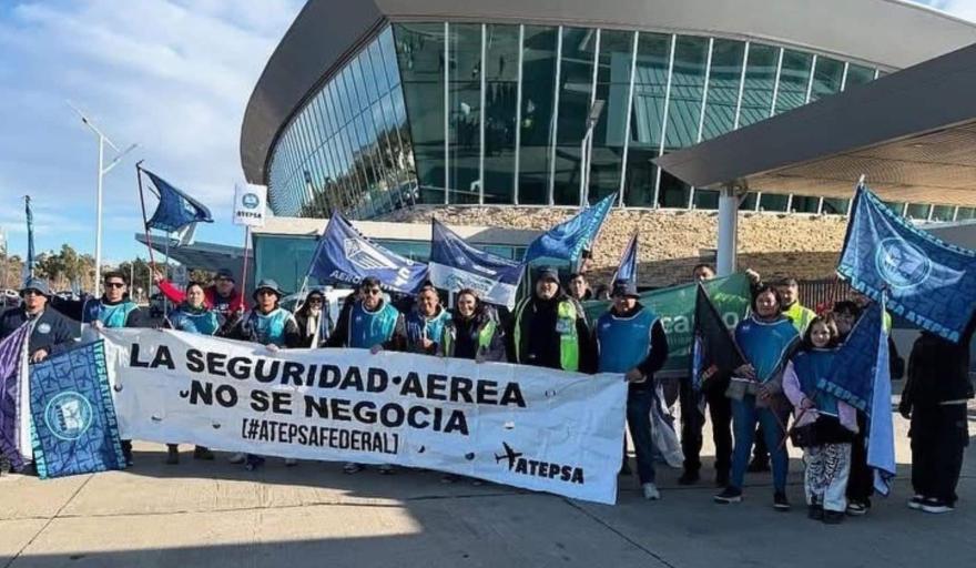 El Gobierno dict&oacute; la conciliaci&oacute;n obligatoria y fren&oacute; el paro de controladores a&eacute;reos en plena temporada de vacaciones