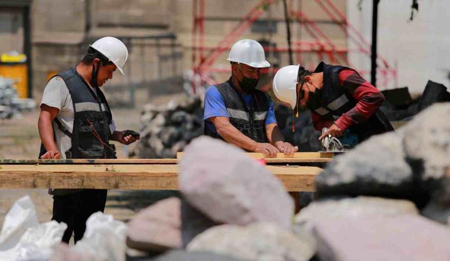 La era Milei no da respiro: casi la mitad de los trabajadores no pudo tomarse vacaciones por la crisis econ&oacute;mica